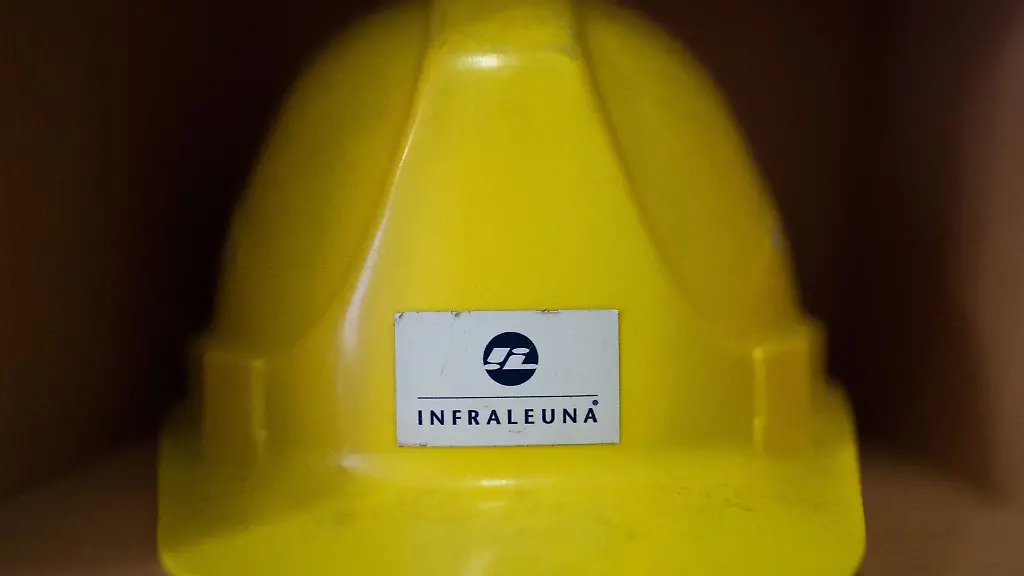 Infraleuna-steht-in-der-Zentralen-Leitwarte-des-Chemieparkbetreibers-auf-einem-Helm