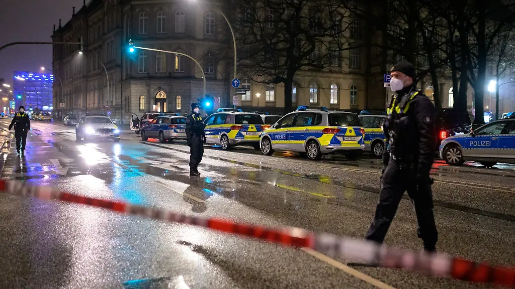 Polizisten-und-zahlreiche-Streifenwagen-im-Bereich-des-abgesperrten-Tatorts