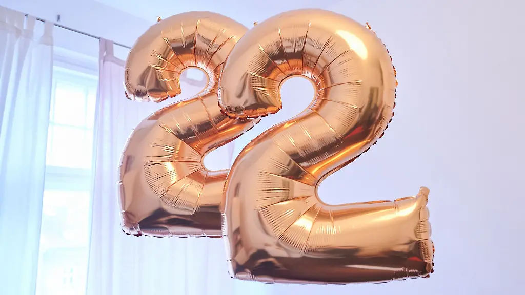 Zwei-Ballons-in-Form-einer-Zwei