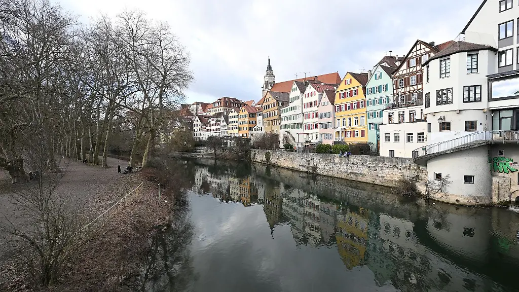 Haeuserfassade-entlang-des-Neckars-in-Tuebingen