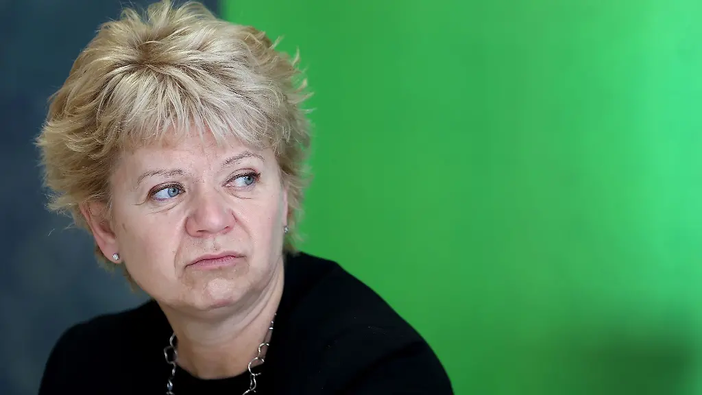 Cornelia-Lueddemann-Fraktionsvorsitzende-von-Buendnis-90-Die-Gruenen-waehrend-einer-Pressekonferenz-im-Landtag-von-Sachsen-Anhalt