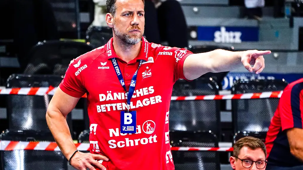 Trainer-Maik-Machulla-coacht-sein-Team