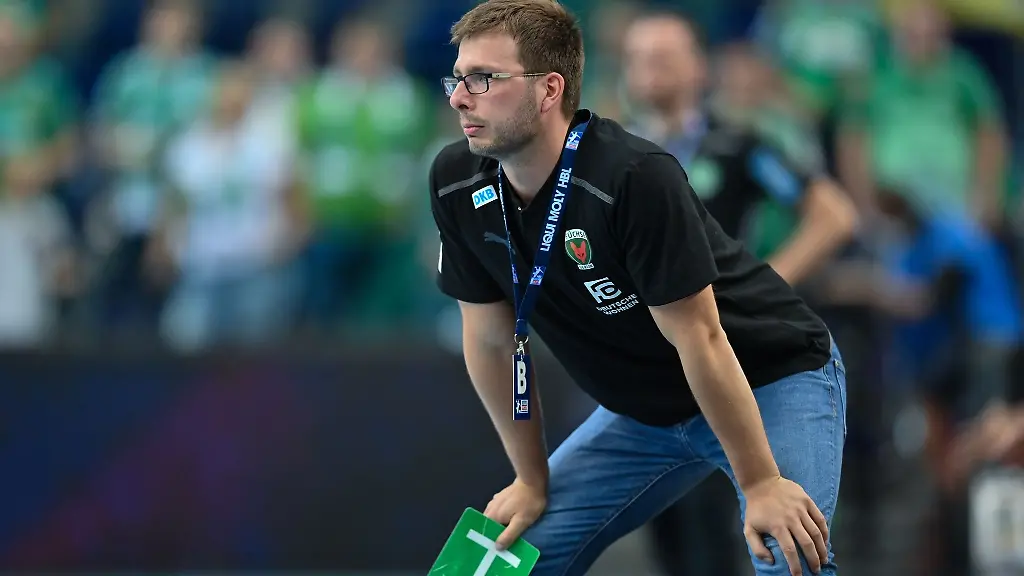 Trainer-Jaron-Siewert-an-der-Seitenlinie