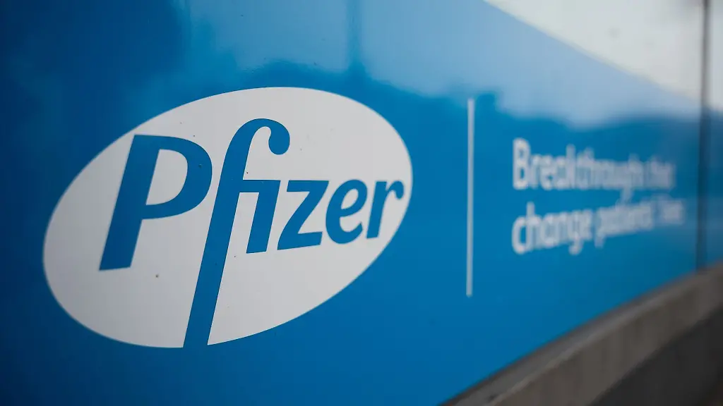 An-einem-Unternehmenssitz-von-Pfizer-ist-das-Logo-des-Pharmakonzerns-angebracht