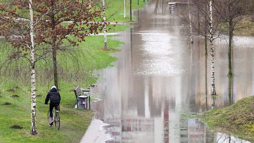 Wasser-steht-auf-Wegen-und-Wiesen