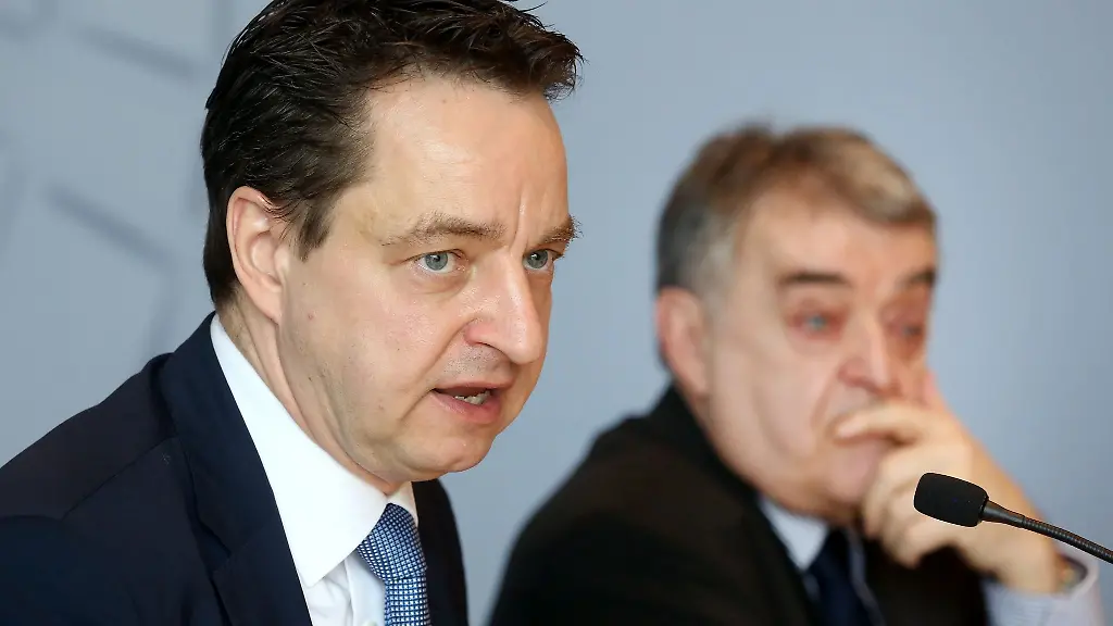 Juergen-Kayser-l-sitzt-bei-einer-Pressekonferenz-neben-NRW-Innenminister-Herbert-Reul-CDU
