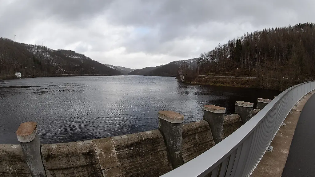 Blick-auf-den-Oderstausee-im-Harz