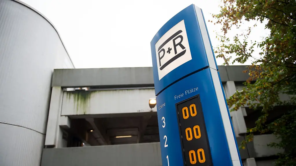 Auf-der-Anzeige-einer-Park-Ride-Anlage-an-der-S-Bahn-Station-Elbgaustrasse