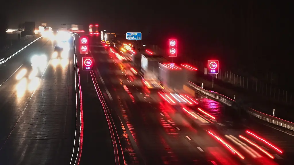 Viel-Verkehr-ist-am-fruehen-Morgen-auf-der-Autobahn-A12
