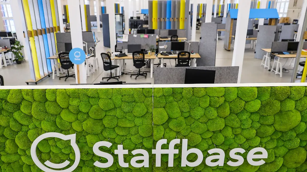 Blick-in-das-pandemiebedingt-leere-Grossraumbuero-des-Software-Unternehmens-Staffbase
