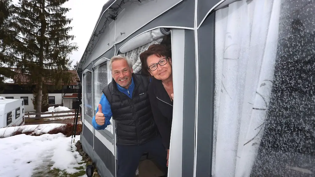 Peter-und-Ingrid-Ziemann-stehen-im-Eingang-des-Vorzeltes-ihres-Wohnwagens