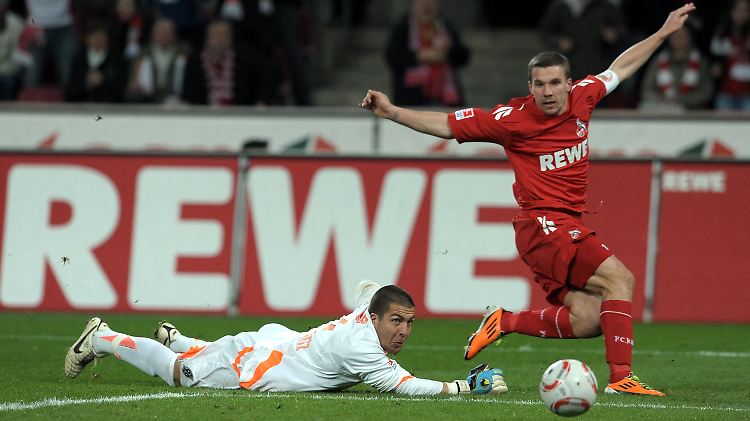 Kölns Lukas Podolski trifft zum 2:0.