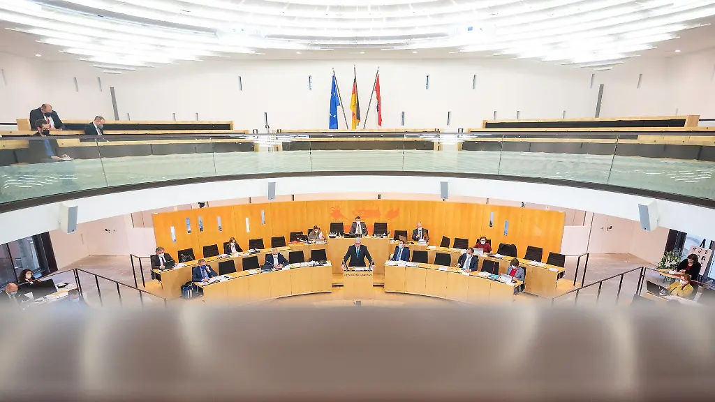 Blick-auf-den-Landtag-Hessen