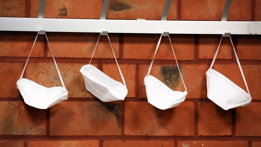 Mund-Nase-Schutzmasken-haengen-an-Haken