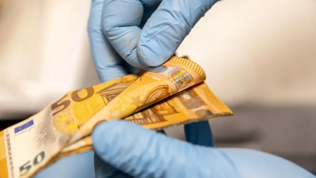 Experten-der-Bundesbank-untersuchen-beschaedigte-Scheine-genau-bevor-das-Geld-umgetauscht-wird