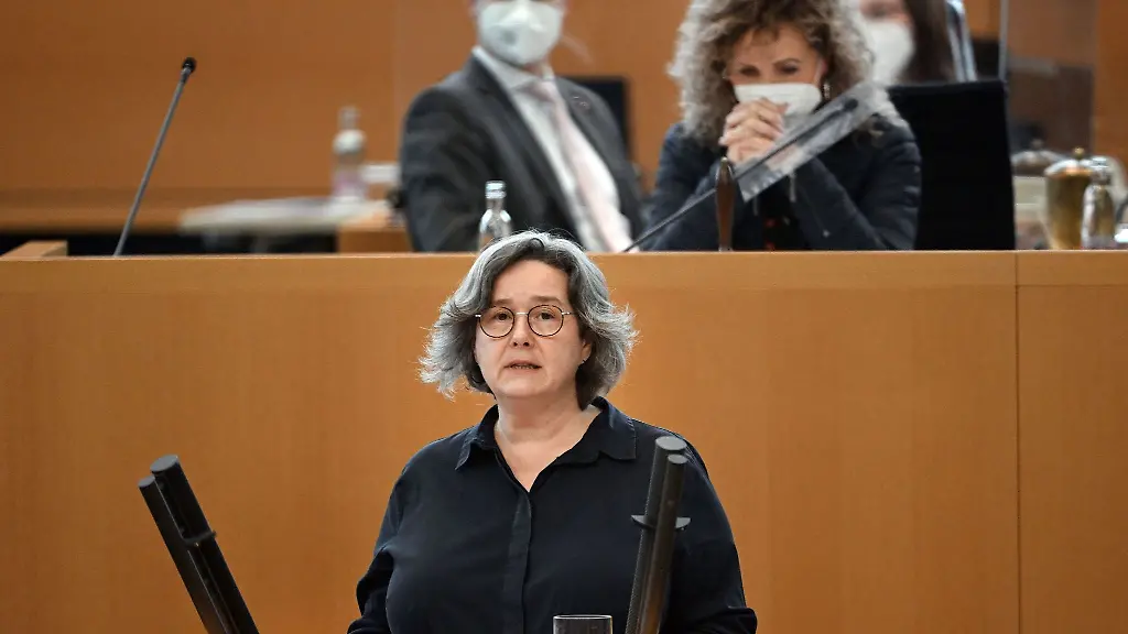 Heike-Werner-spricht-waehrend-eines-Sonderplenums-im-Plenarsaal-des-Thueringer-Landtags