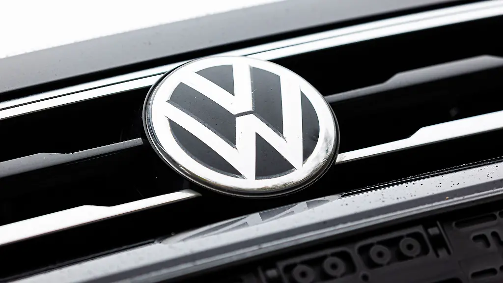 Trotz-des-wachsenden-Bedarfs-an-IT-und-Batterie-Spezialisten-will-VW-internen-Mitarbeitern-bei-der-Besetzung-neuer-Stellen-den-Vorrang-einraeumen