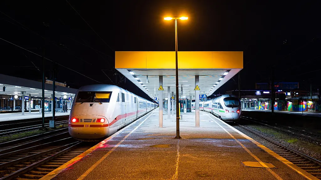 ICE-stehen-am-Abend-als-Aufenthaltszug-an-einem-verwaisten-Bahnsteig-im-Hauptbahnhof