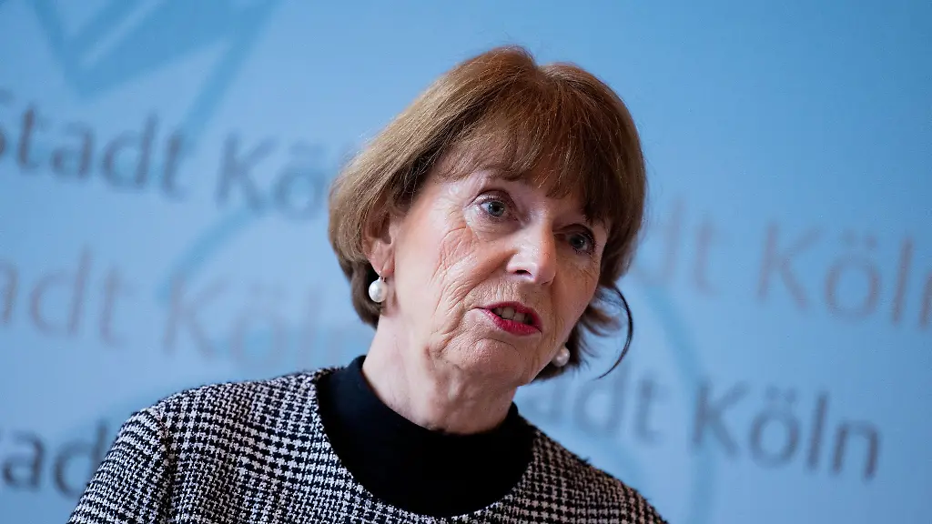 Henriette-Reker-parteilos-bei-einer-Veranstaltung