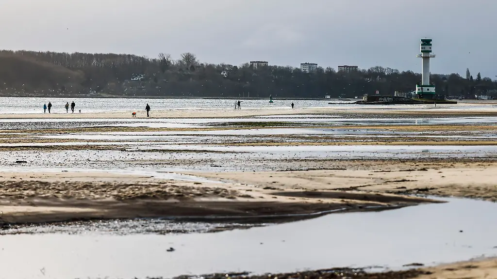 Nach-dem-schweren-Sturm-Zeynep-sind-Spaziergaenger-am-Falkensteiner-Strand-unterwegs