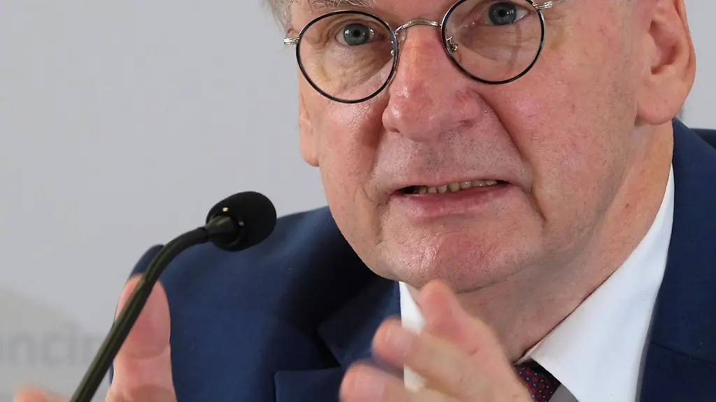 Reiner-Haseloff-CDU-spricht-waehrend-einer-Pressekonferenz