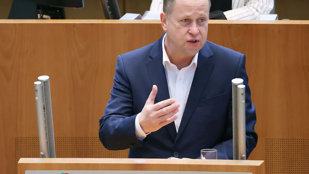 Joachim-Stamp-FDP-Familienminister-von-von-Nordrhein-Westfalen-spricht-im-Landtag