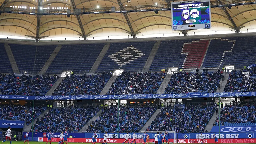 Fans-sitzen-auf-der-Suedtribuene-im-Volksparkstadion