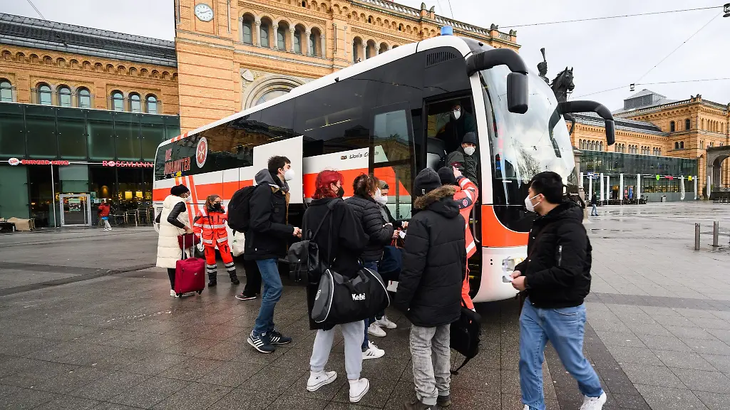 Mit-Hilfe-der-Johanniter-werden-gestrandete-Zug-Reisende-weiter-gefahren