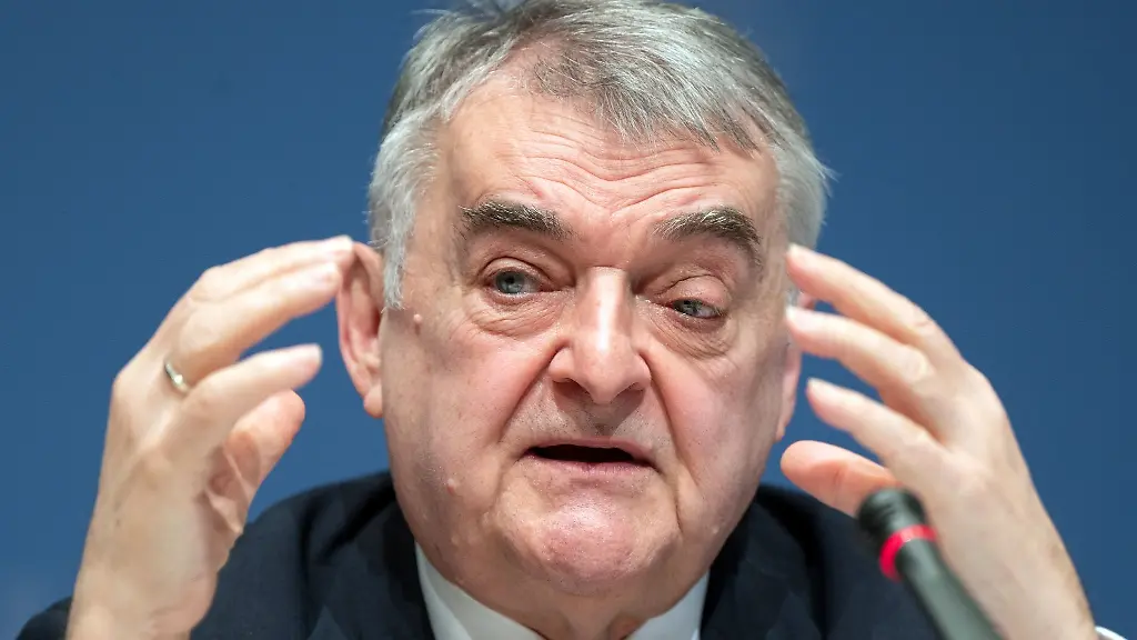 Herbert-Reul-CDU-Innenminister-von-Nordrhein-Westfalen-spricht