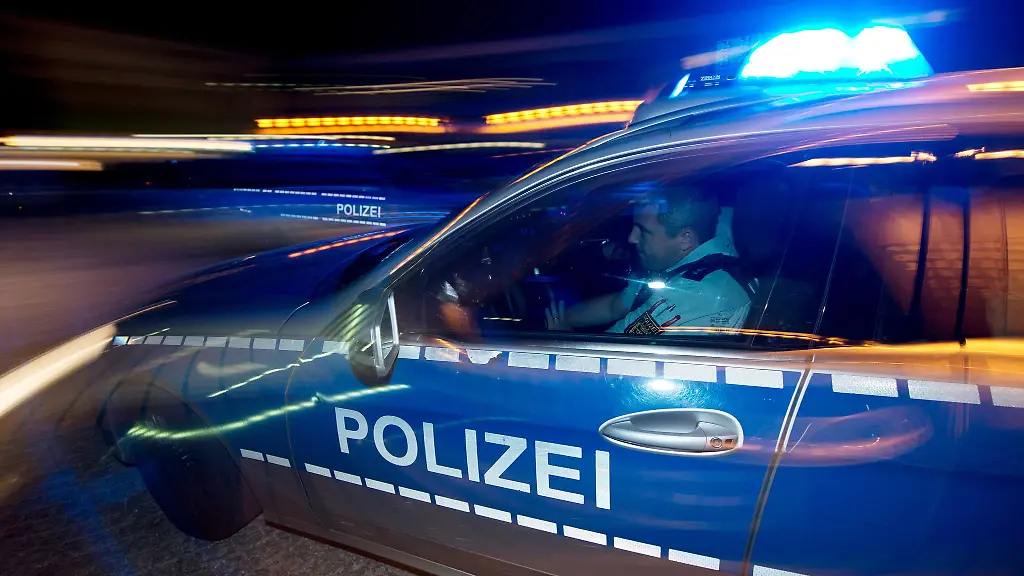Eine-Polizeistreife-faehrt-zu-einem-Einsatz
