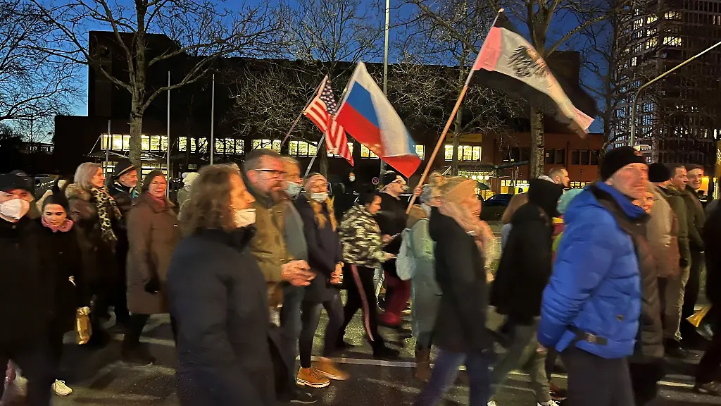 Gegner-der-Corona-Politik-laufen-durch-Reutlingen