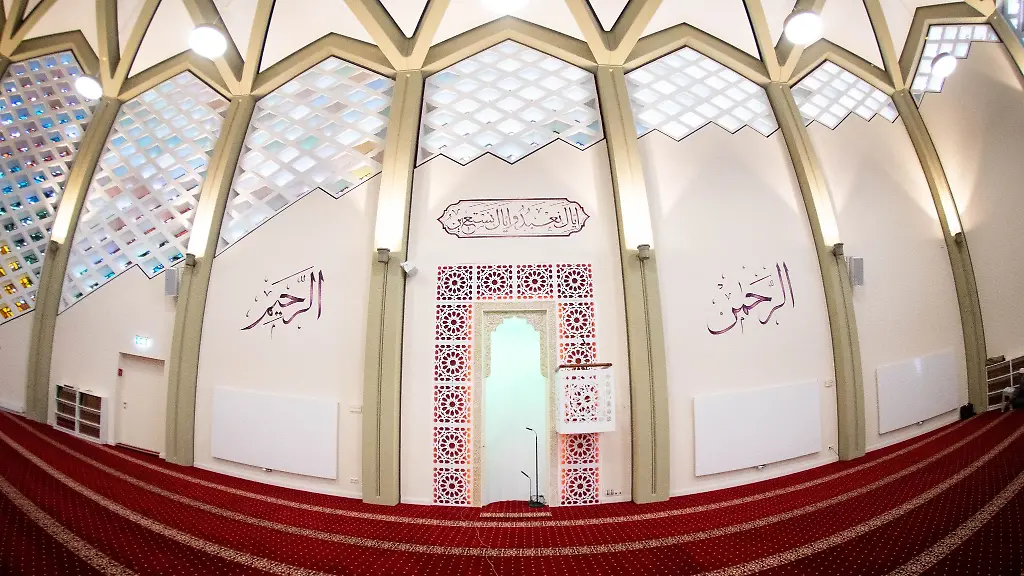 Blick-in-die-Al-Nour-Moschee-im-Stadtteil-Hamburg-Horn-vor-den-Freitagsgebeten