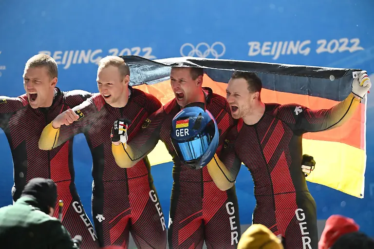 Bobpilot-Francesco-Friedrich-r-jubelt-mit-seinem-Team-ueber-die-Goldmedaille