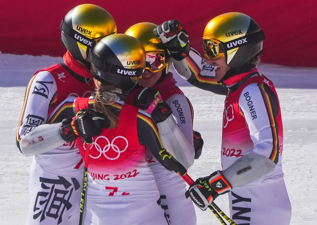 Das-deutsche-Team-jubelt-ueber-die-Silbermedaille