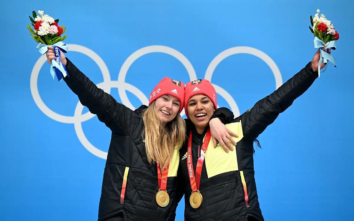 Laura-Nolte-l-und-Deborah-Levi-freuen-sich-bei-der-Siegerehrung-ueber-olympisches-Gold