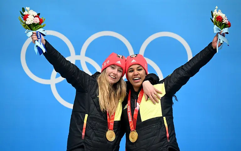 Laura-Nolte-l-und-Deborah-Levi-freuen-sich-bei-der-Siegerehrung-ueber-olympisches-Gold