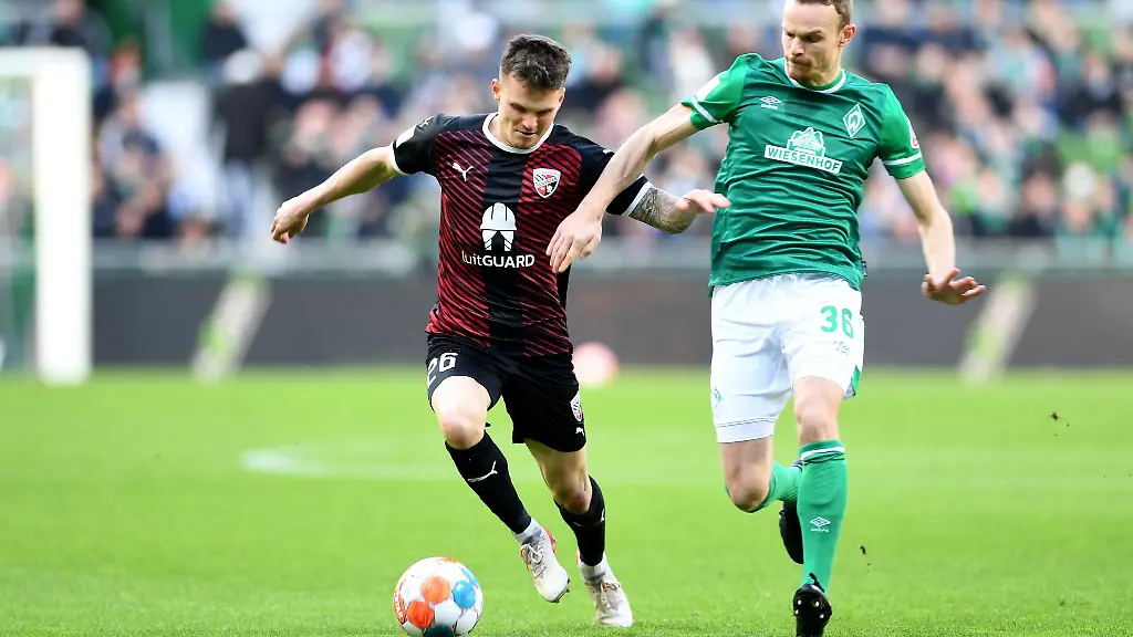 Werders-Christian-Gross-r-kaempft-gegen-Ingolstadts-Jan-Hendrik-Marx-um-den-Ball