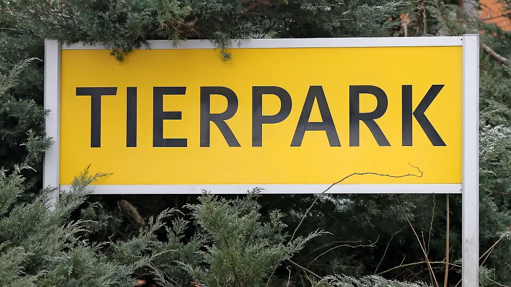 Ein-Schild-Tierpark-steht-vor-dem-Tierpark-Chemnitz