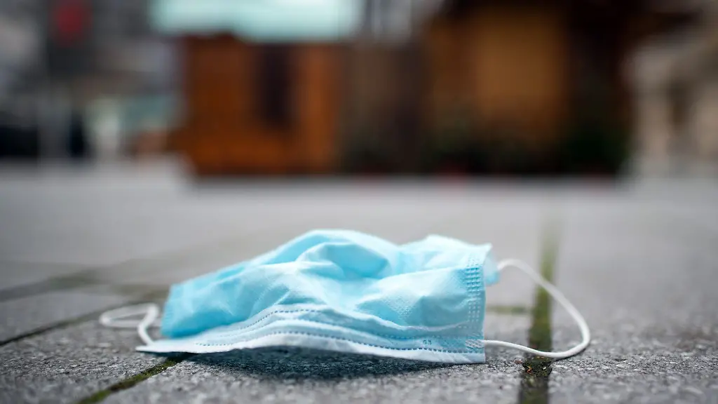 Eine-Maske-liegt-auf-dem-Boden