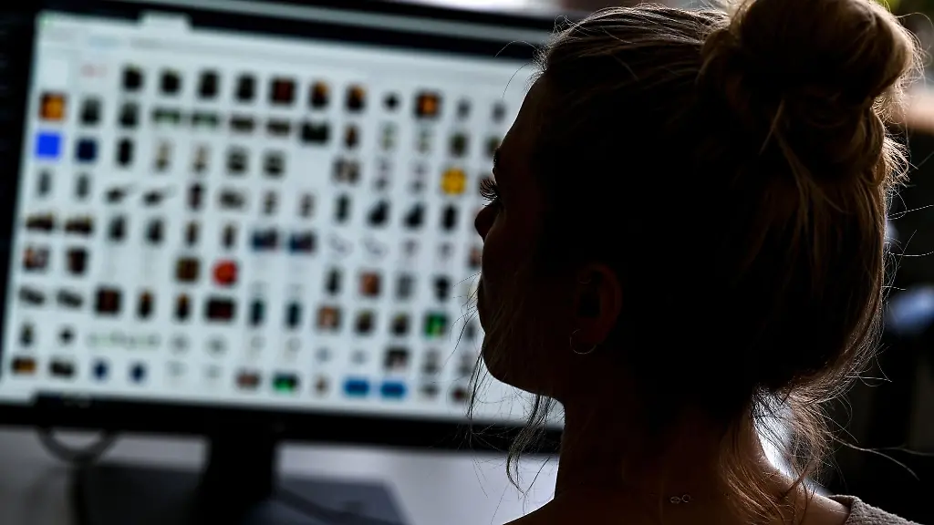 Eine-Kriminaloberkommissarin-sitzt-in-einem-Buero-vor-einem-Auswertungscomputer