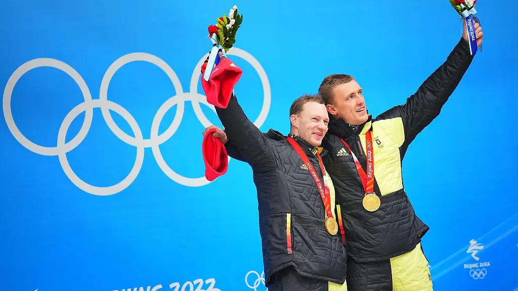 Bob-Anschieber-Thorsten-Margis-r-wird-die-deutsche-Fahne-bei-der-Abschlussfeier-tragen-Francesco-Friedrich-l-war-der-Fahnentraeger-bei-der-Eroeffnungsfeier