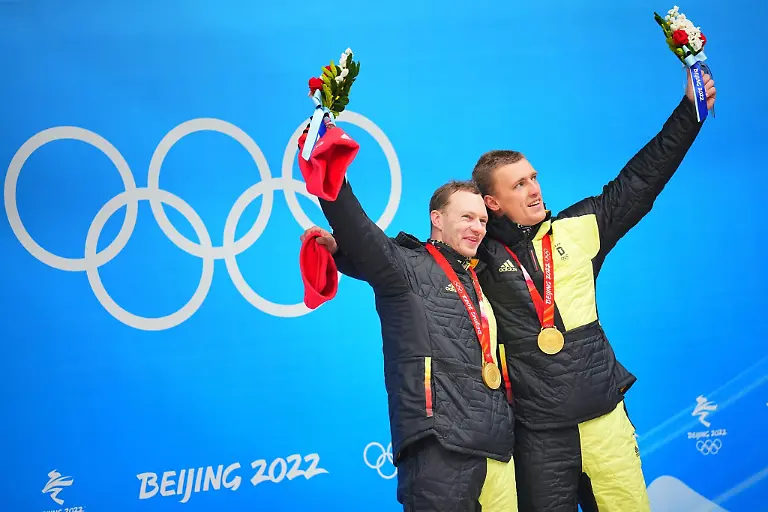 Bob-Anschieber-Thorsten-Margis-r-wird-die-deutsche-Fahne-bei-der-Abschlussfeier-tragen-Francesco-Friedrich-l-war-der-Fahnentraeger-bei-der-Eroeffnungsfeier