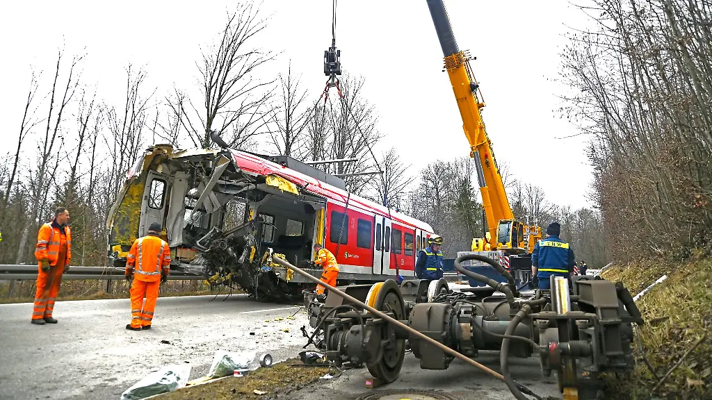 Mit-einem-Spezialkran-wird-einer-der-beiden-Triebwagen-der-verunglueckten-S-Bahn-Zuege-auf-der-Bundesstrasse-11-abgesetzt