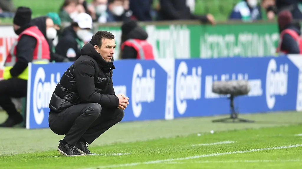 Trainer-Christian-Eichner-an-der-Seitenlinie