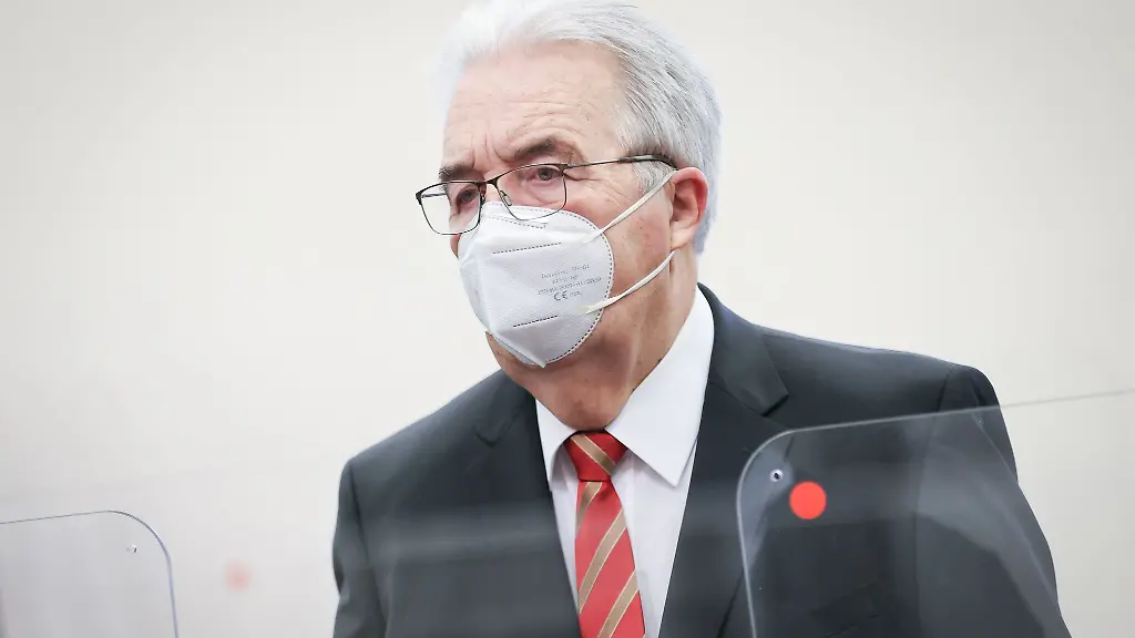 Harald-Roesler-der-ehemalige-Leiter-des-Bezirksamts-Hamburg-Nord-steht-im-Gerichtssaal