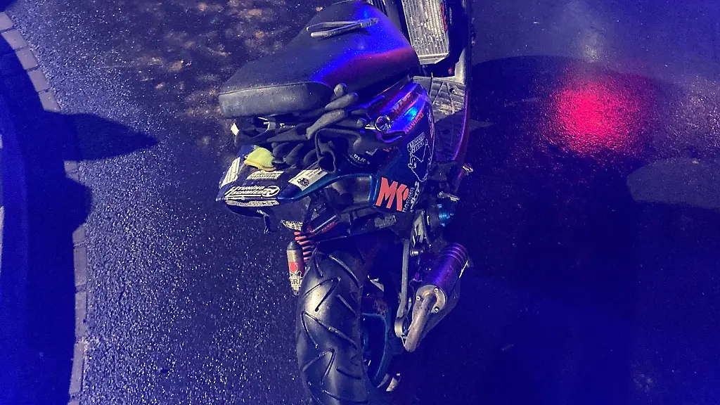 Das-sichergestellte-Mofa-steht-auf-einem-Parkplatz