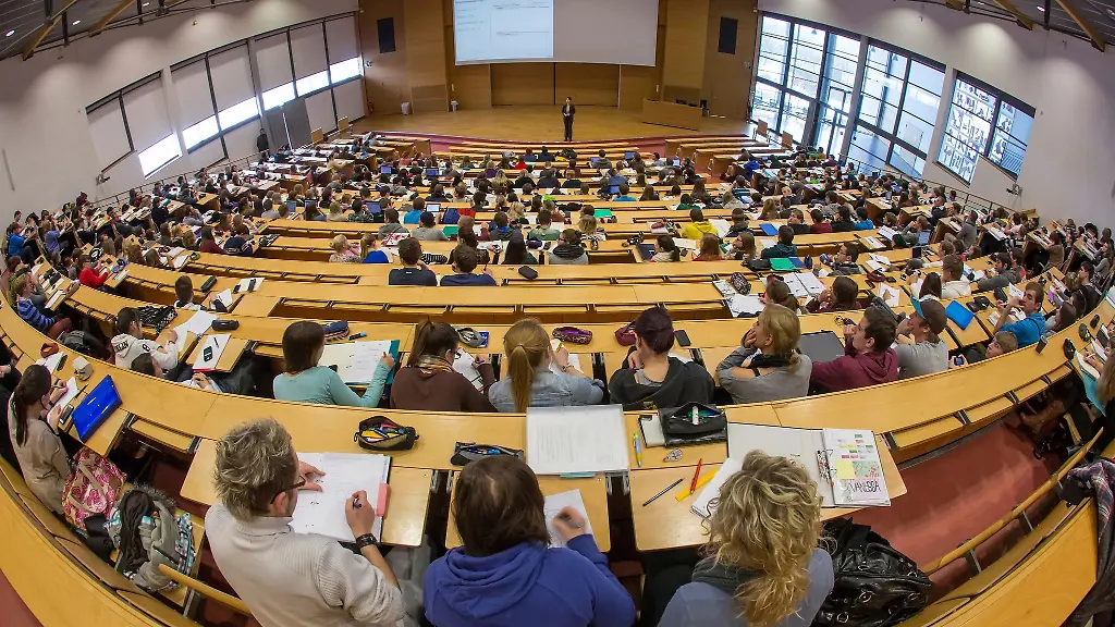 Studierende-sitzen-in-einem-Hoersaal-der-Technischen-Universitaet-Ilmenau