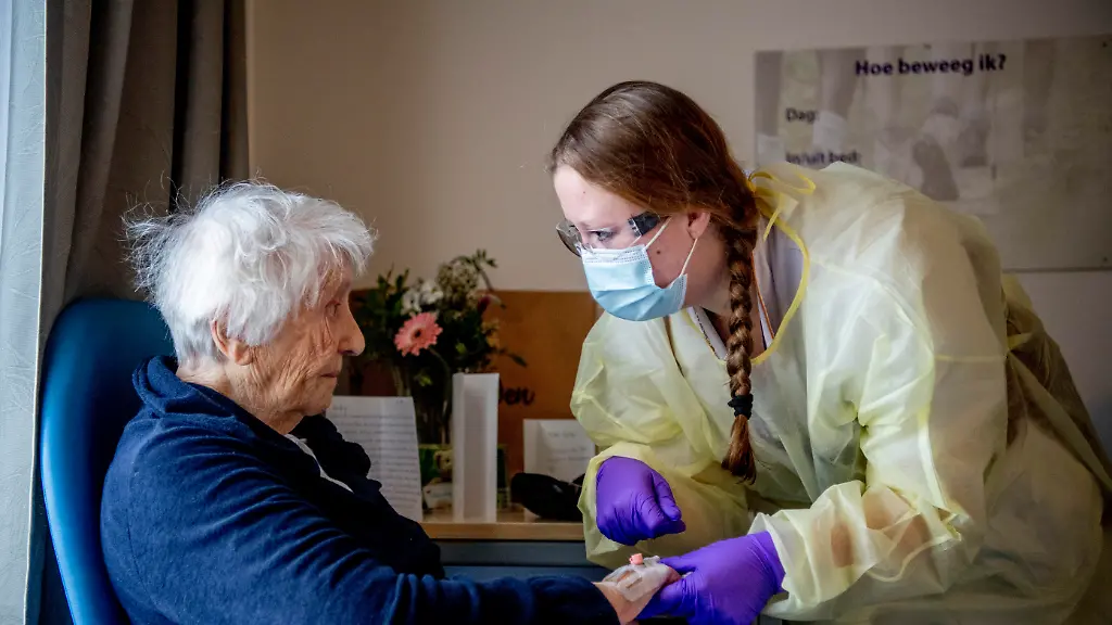 Fuer-Gesundheitsminister-Lauterbach-ist-die-zentrale-Aufgabe-in-der-Pandemie-der-Schutz-der-Aelteren