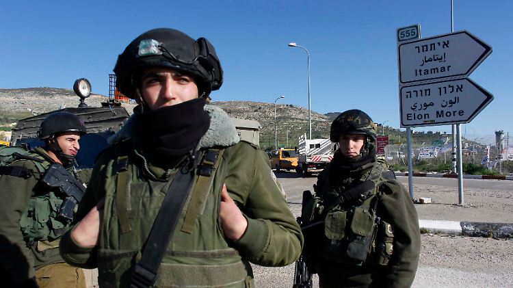 Die israelische Armee errichtet Straßensperren.