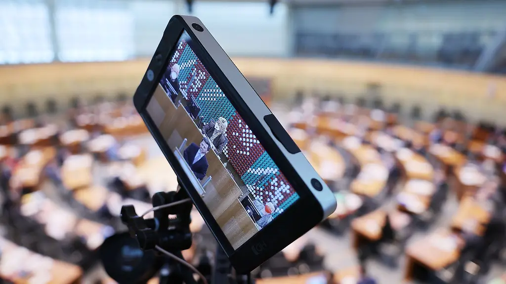 Auf-einem-Monitor-auf-der-Tribuene-ist-das-Rednerpult-des-Landtages-zu-sehen